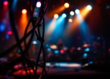 Fotografia di un concerto emozionante con pubblico coinvolto