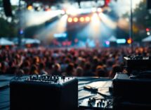 Un pubblico entusiasta durante un concerto dal vivo