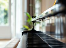 Una persona che ascolta musica in un ambiente rilassante