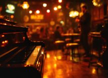 Louis Jordan mentre suona il sassofono sul palco