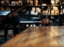 Mike Rutherford ed Eddie Van Halen durante una collaborazione musicale