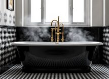 Tommy Lee mentre parla delle sue abitudini igieniche